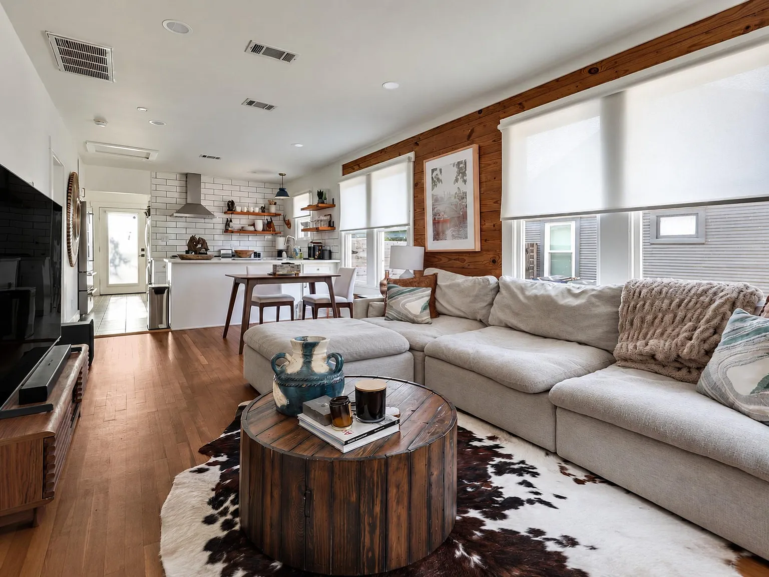 2 bed, 2.0 bath, 879 sqft, $3,300 — Photo 4