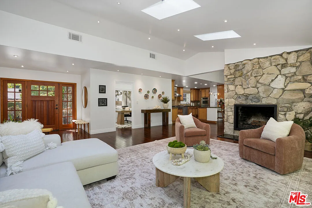 3 bed, 3.0 bath, 2615 sqft, $8,500 — Photo 4