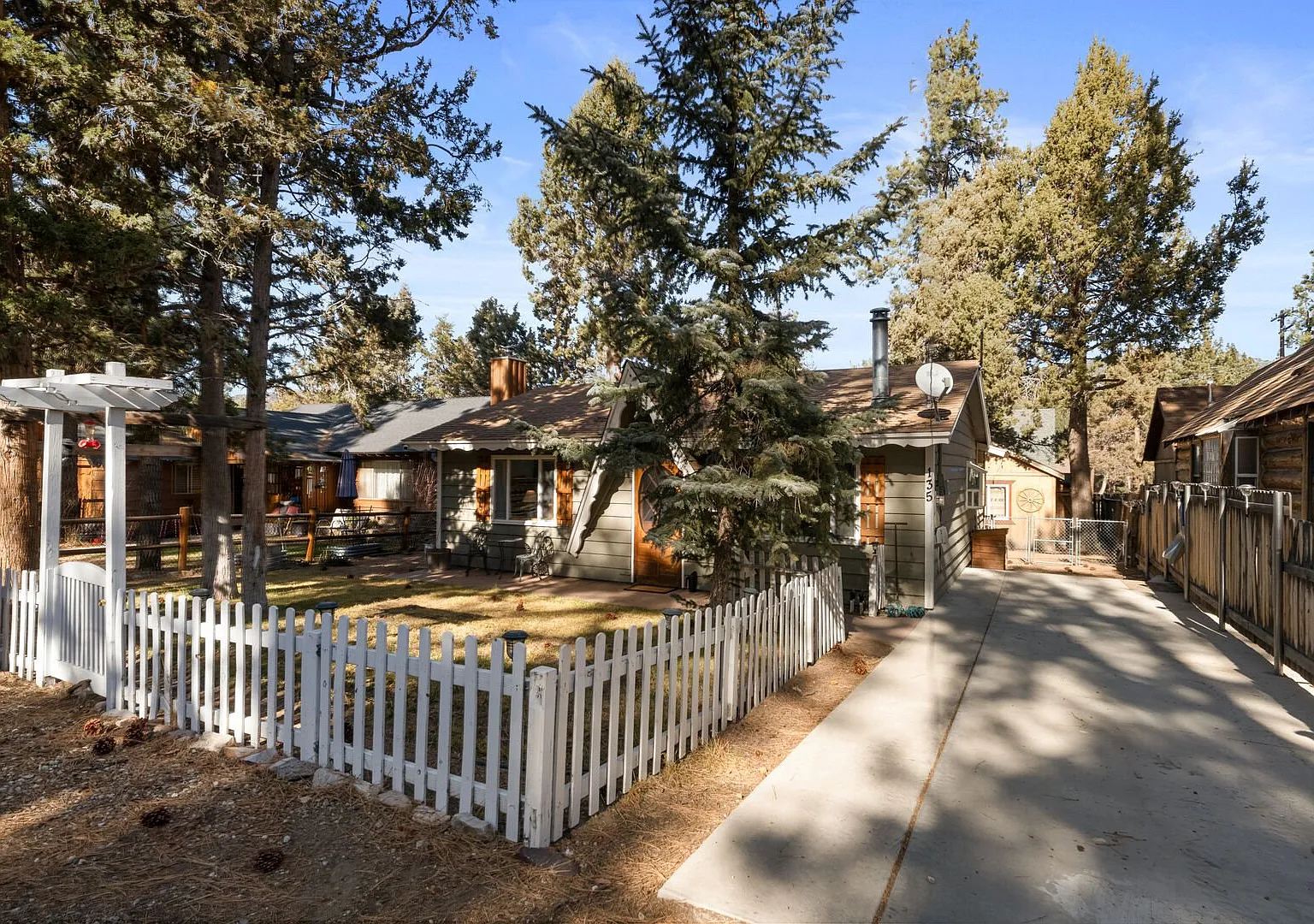 135 E Mojave Blvd — Photo 2