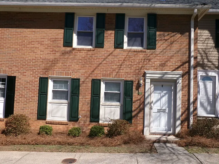 3915 B Valley Ct — Photo 1