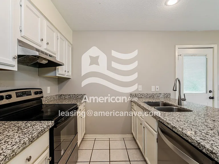1704045_006_kitchen_6.jpg