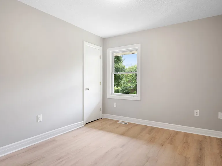 385 Warren St — Photo 13
