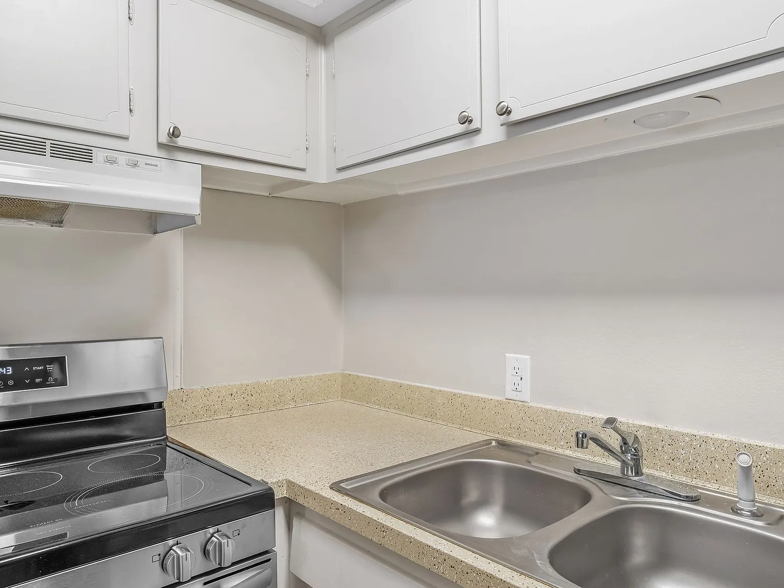 Barclay Apartments - CATCH OUR SUMMER SPECIAL! — Photo 1