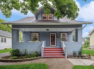 20 E Pine Ave, Roselle, IL 60172