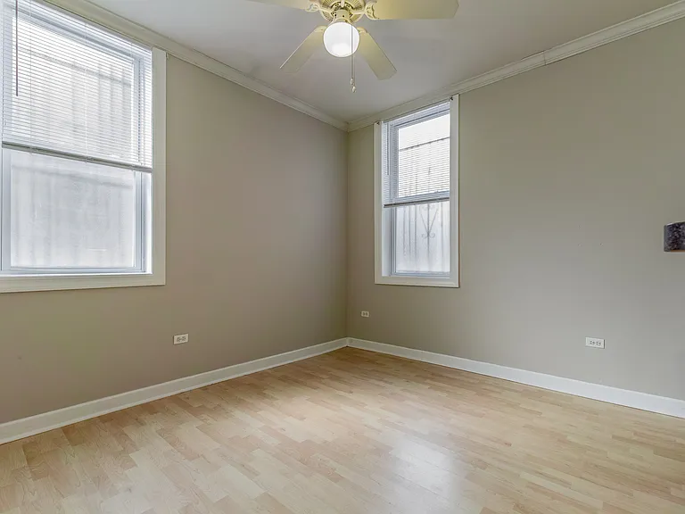738 w Briar — Photo 10
