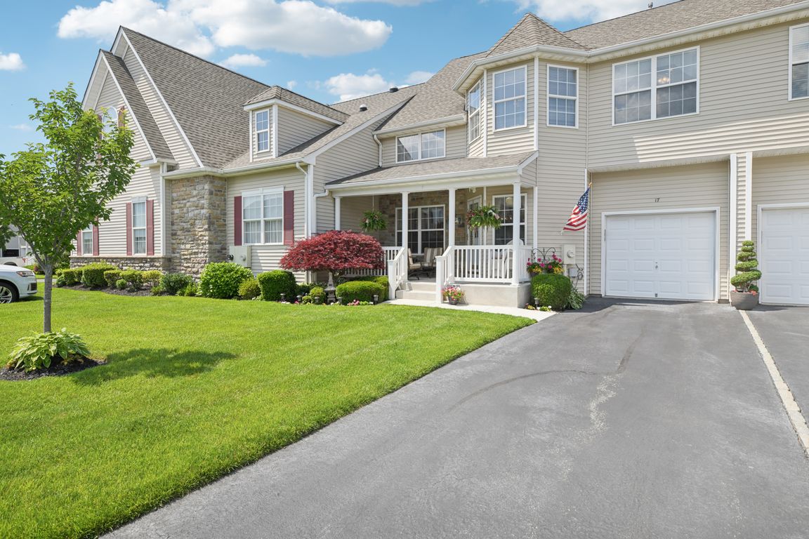 Meadow Pond Cir-2206-001.jpg