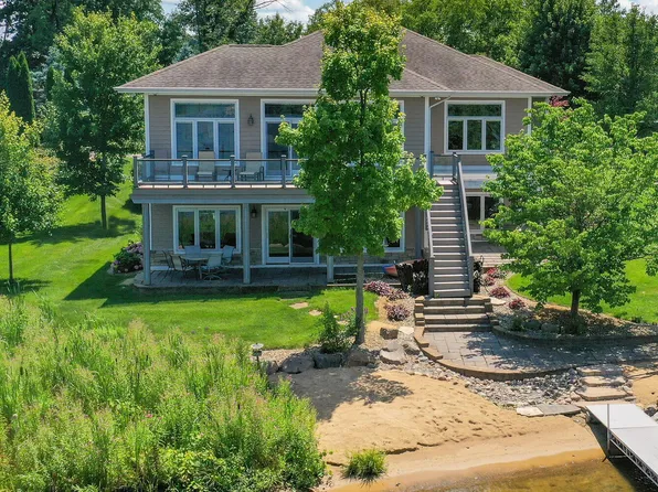 23880 Butternut Dr, Sturgis, MI 49091