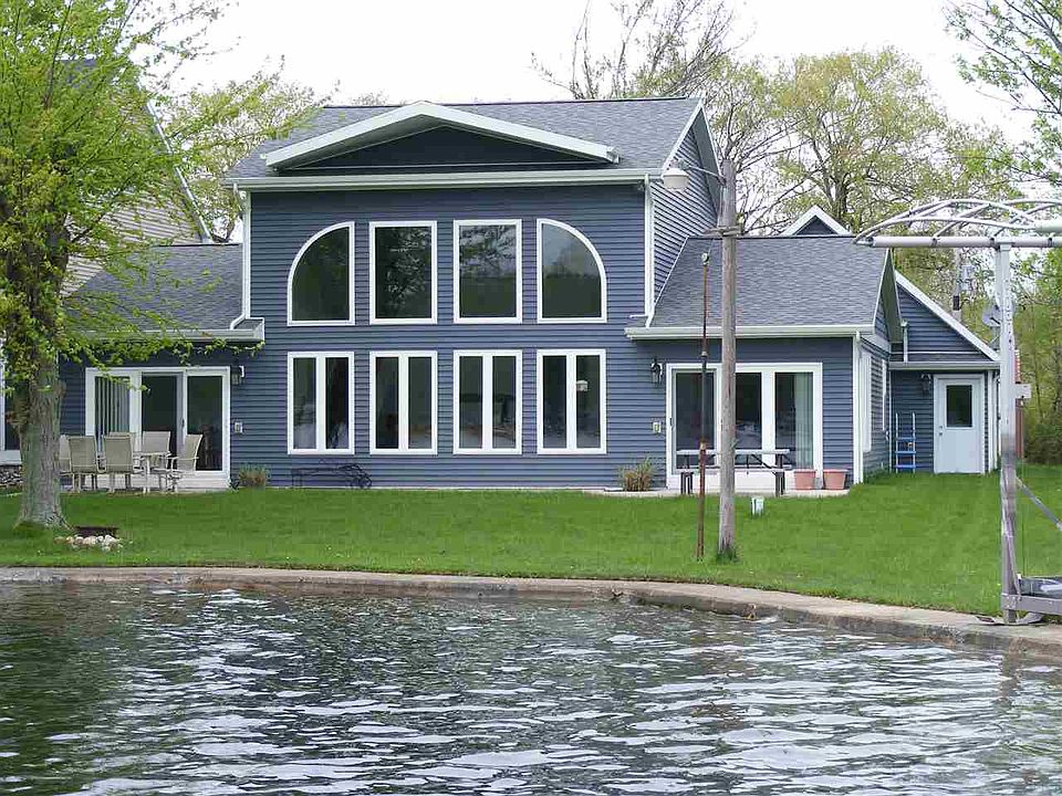 Beautiful lakefront home