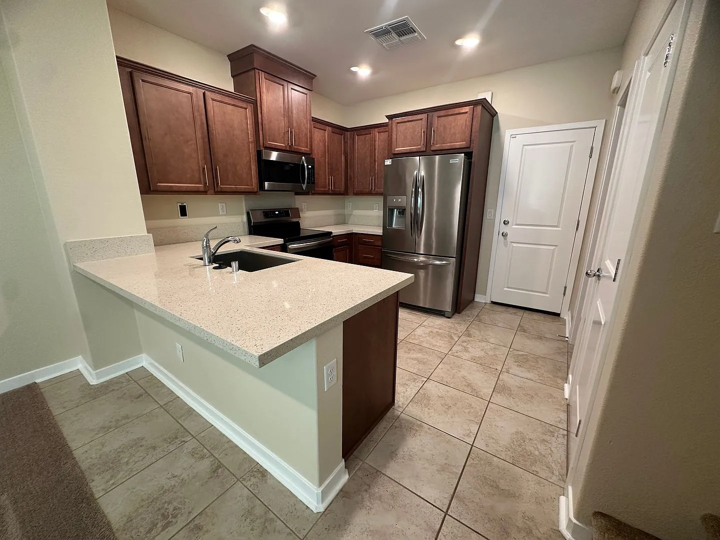 Available Now Modern, Well-Maintained, Energy-Efficient 3 Bed / 2 Bath! — Photo 2