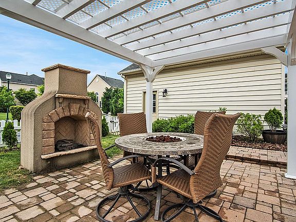 4th image of 23106 Yellowwood Dr