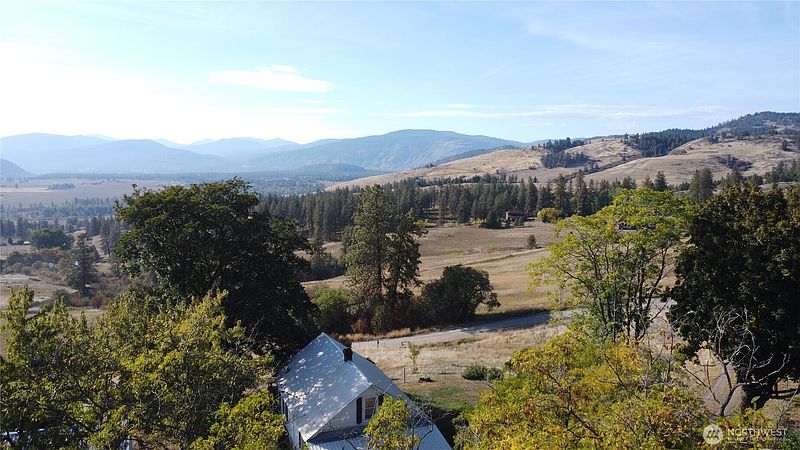 3rd image of 640 Highland Loop Road