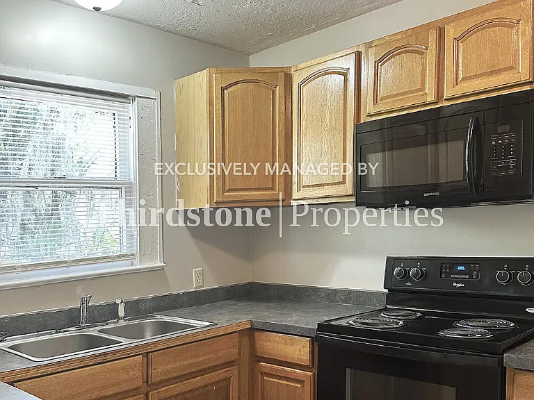 961 Dorchester St — Photo 6