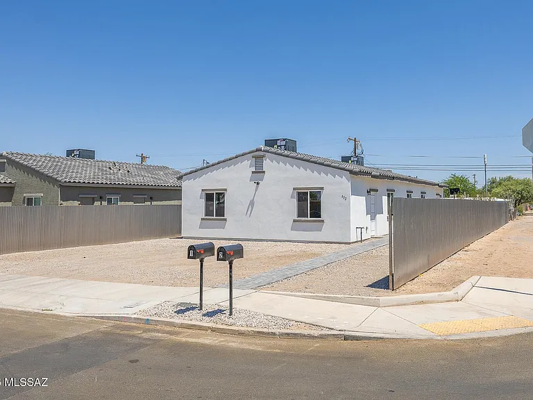 402 W Columbia St — Photo 15