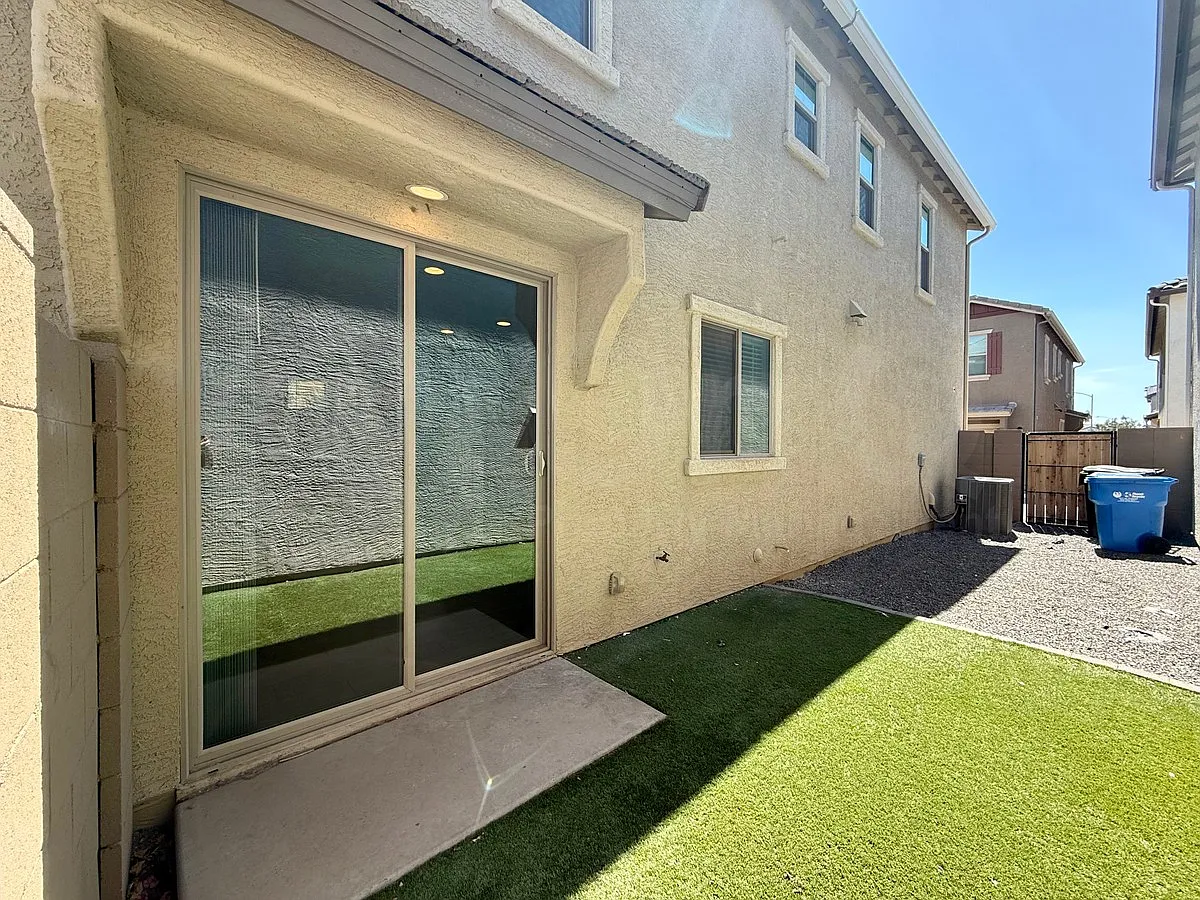 3 bed, 3.0 bath, 1463 sqft, $1,999 — Photo 4