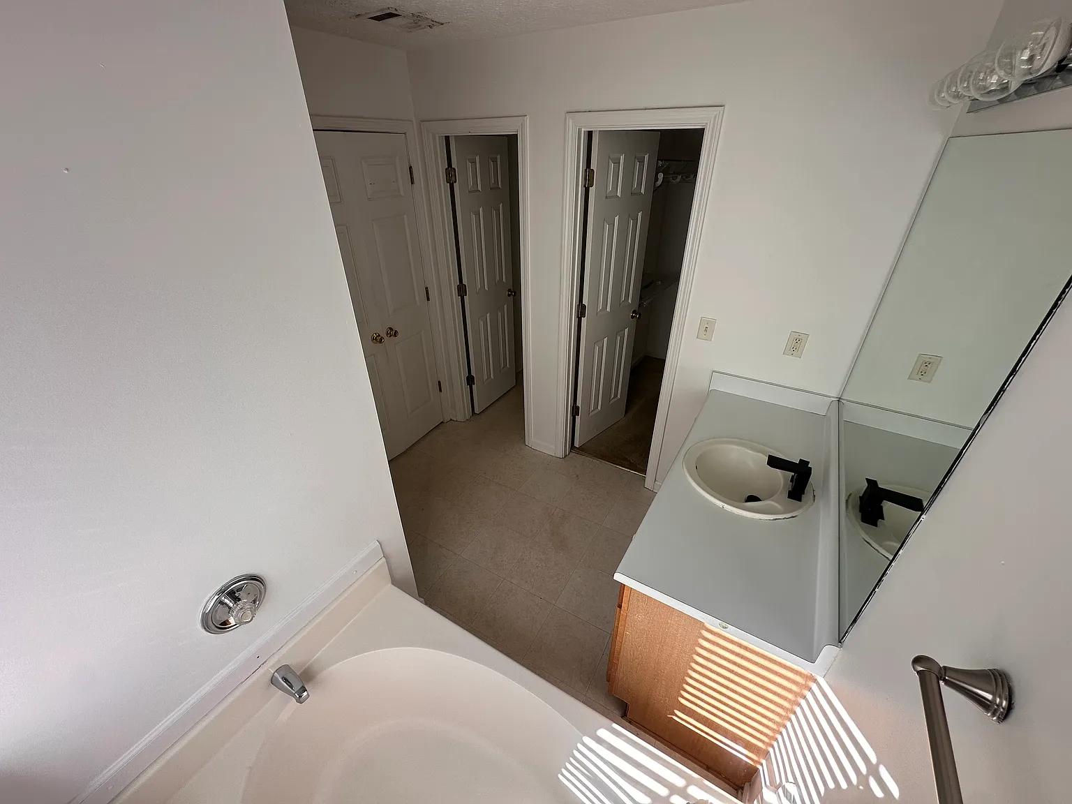 2 bed, 2.5 bath, 1460 sqft, $2,050 — Photo 3