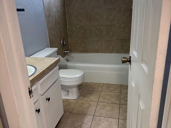 5th image of 3924 Devonshire Ln APT 4