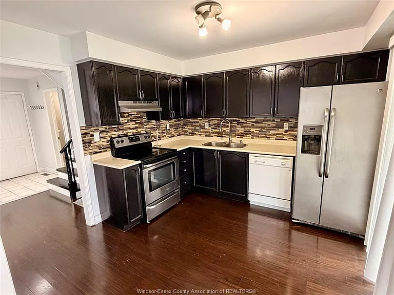 1000 Peach Blossom Cres — Photo 4
