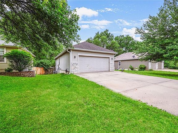 3rd image of 831 Meadow Ln