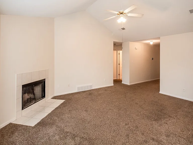 3920 Paramount Cv — Photo 3