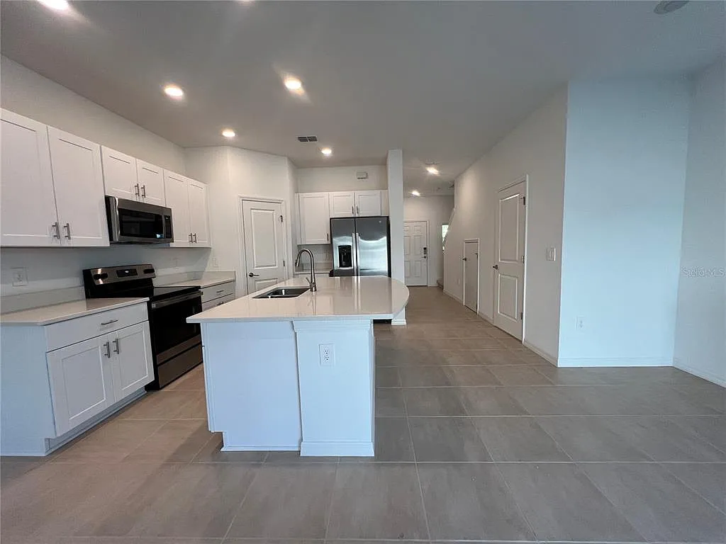 3 bed, 2.5 bath, 1407 sqft, $1,900 — Photo 4