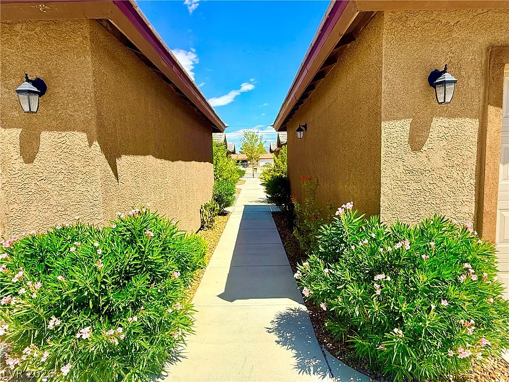 2 bed, 2.0 bath, 1982 sqft, $1,195 — Photo 2