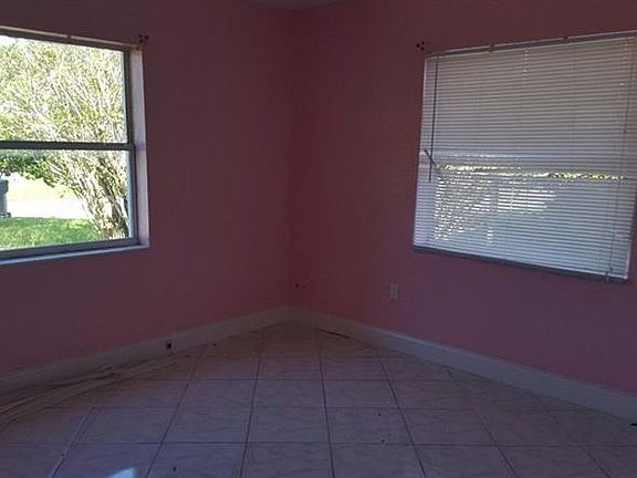 5th image of 305 N Gomez Ave
