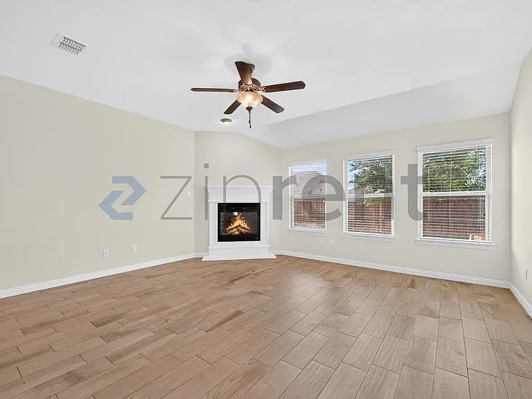 817 Evergreen St — Photo 8