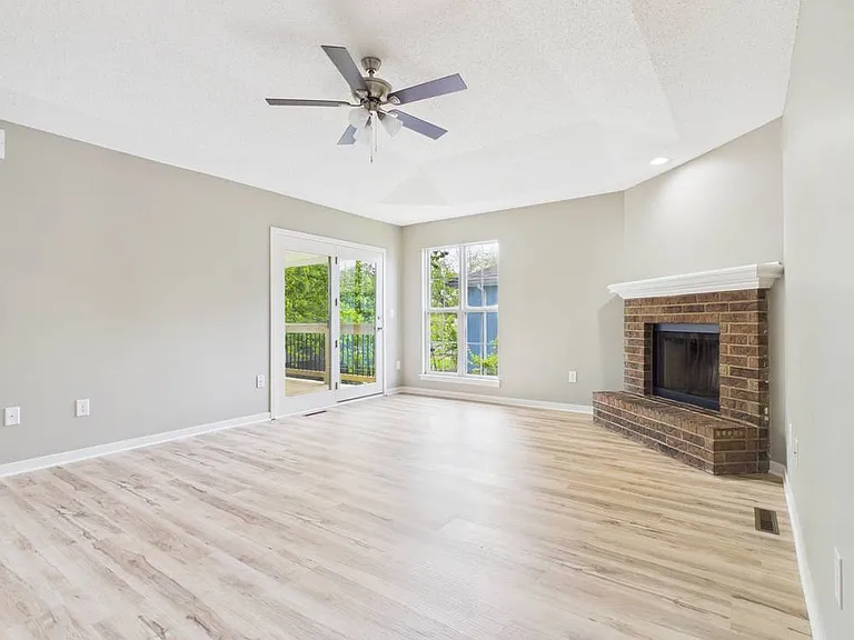 1206 Foxridge Dr — Photo 12