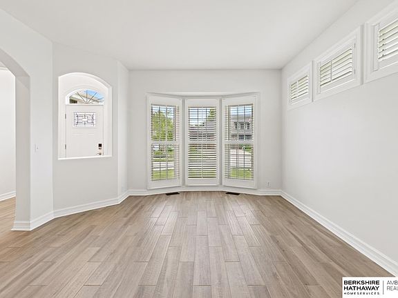 3rd image of 20155 Farnam St