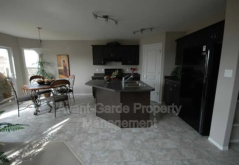367 Ascott Cres — Photo 5