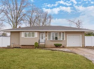 9 Spinner Ln, Commack, NY 11725