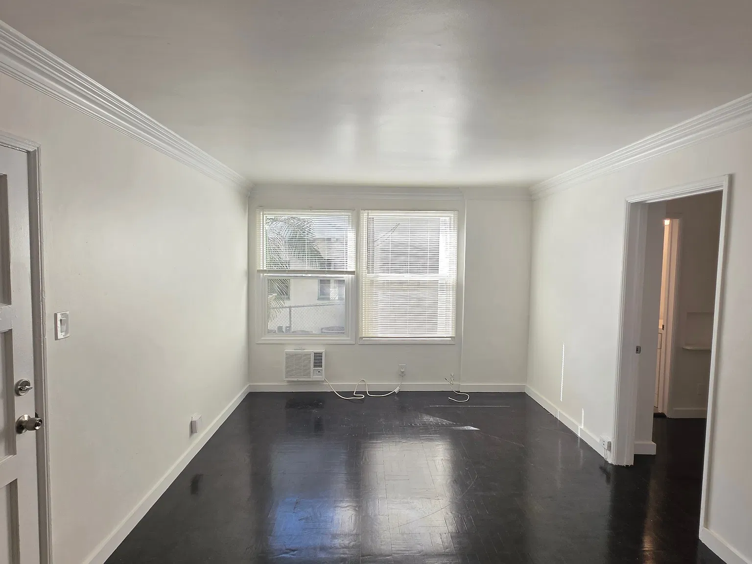 Hollywood 2 Bedroom 1 Bath — Photo 3