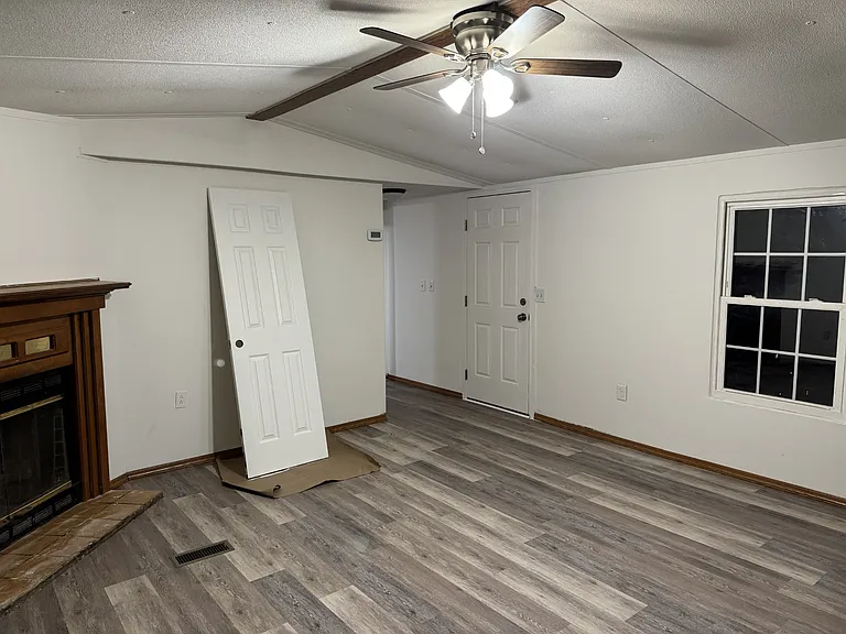10926 Old County Line Rd — Photo 2