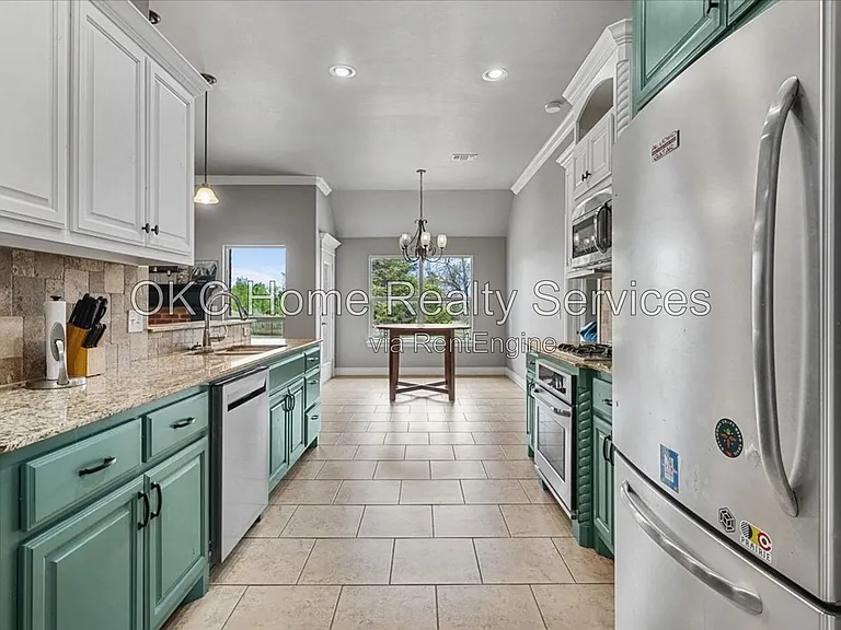 625 NE 23rd St — Photo 31