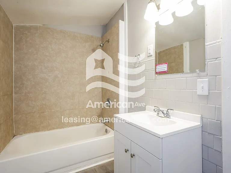 819780_012_bathroom_13841697.jpg