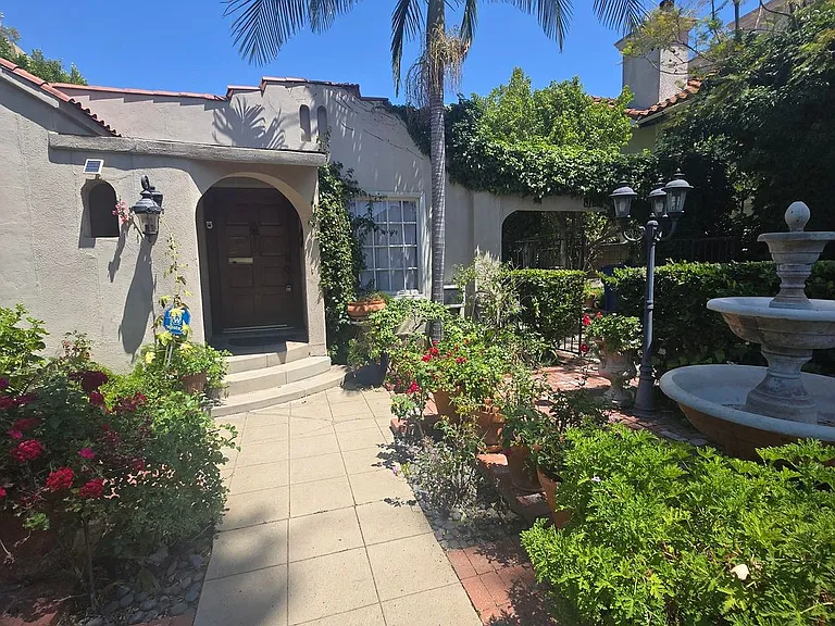Warm & Welcoming Home Near Melrose with Room to Live, Work & Create — Photo 14