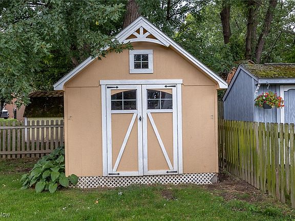 3rd image of 971 Sheryl Dr