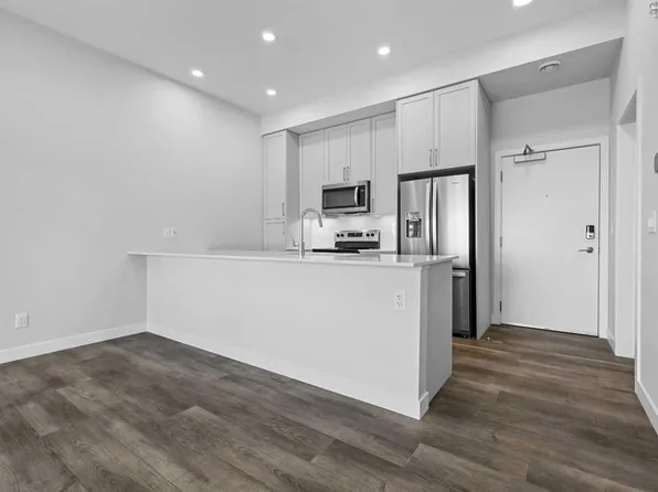 255 E Les Jardins Park SE #406, Calgary, AB T2C 5W9