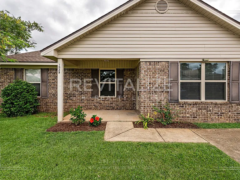 1549 Majesty Loop — Photo 1