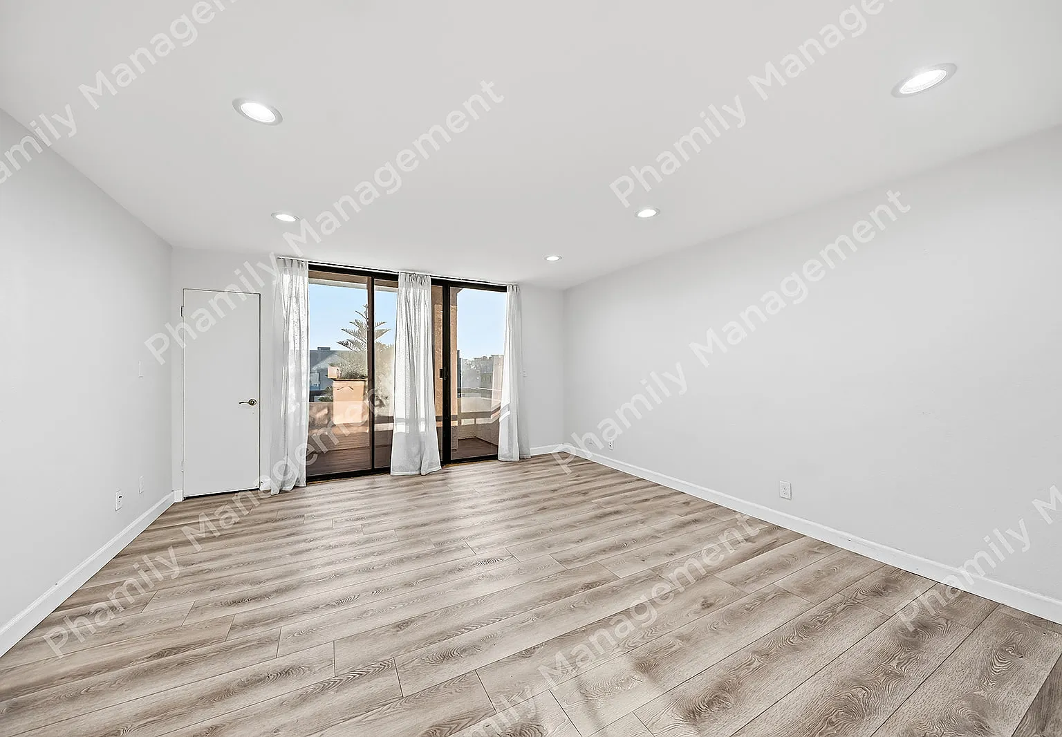 630 N Grand Ave — Photo 2
