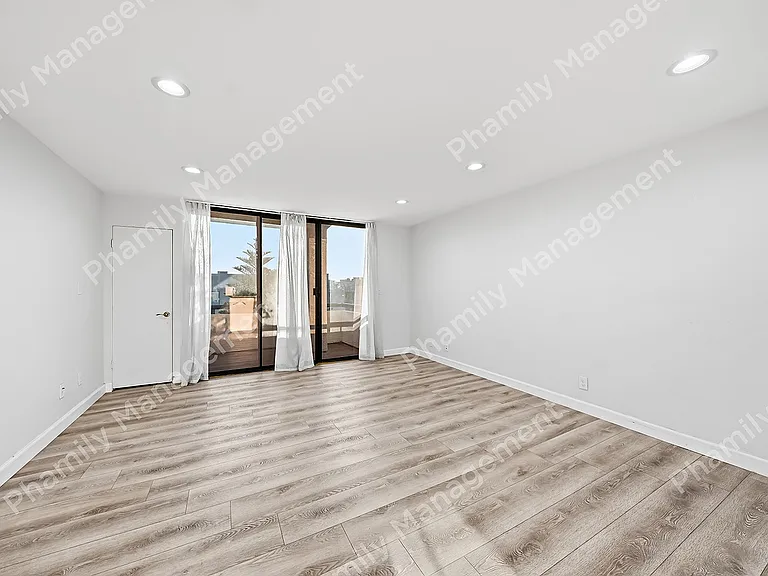 630 N Grand Ave #404 — Photo 2