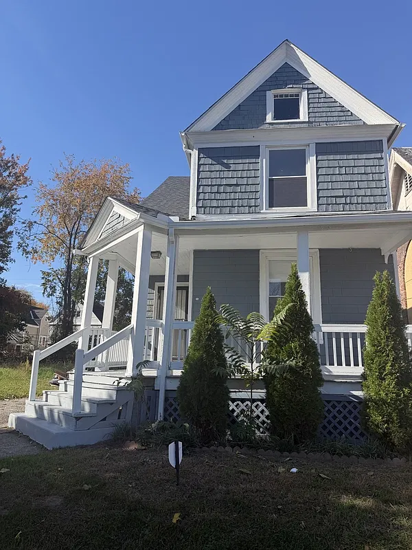 4 bed, 1.5 bath, 1637 sqft, $2,034 — Photo 1