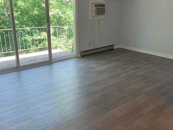 2nd image of 3925 Bauer Dr APT 9