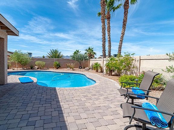 Gorgeous Pool & Backyard
