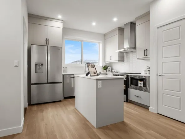 5730 Hawthorn Cm SW, Edmonton, AB T6X 3K8
