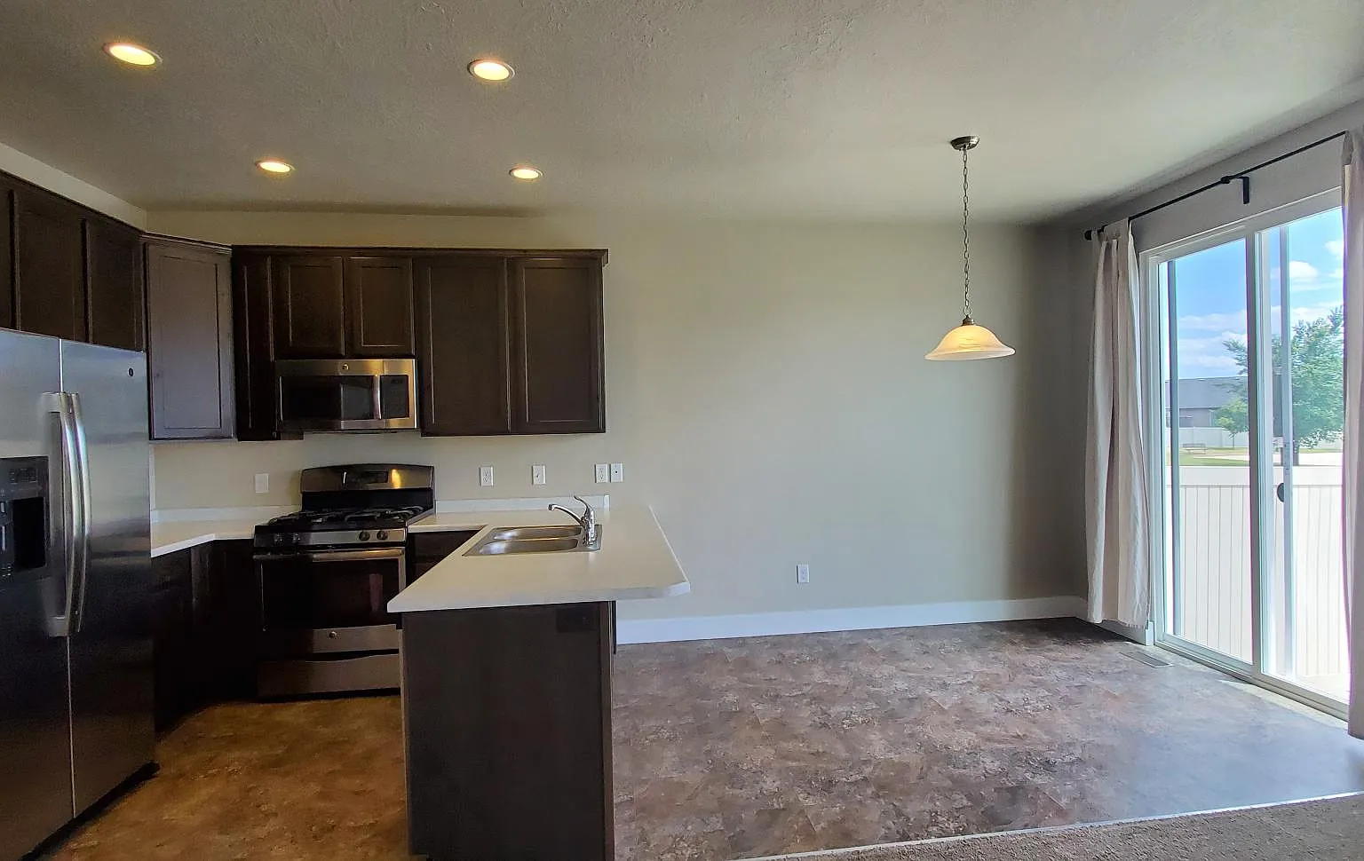 3 bed, 2.5 bath, 2036 sqft, $2,250 — Photo 3