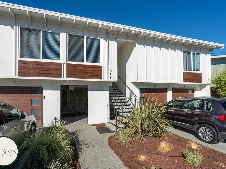 611 Topaz St — Photo 2
