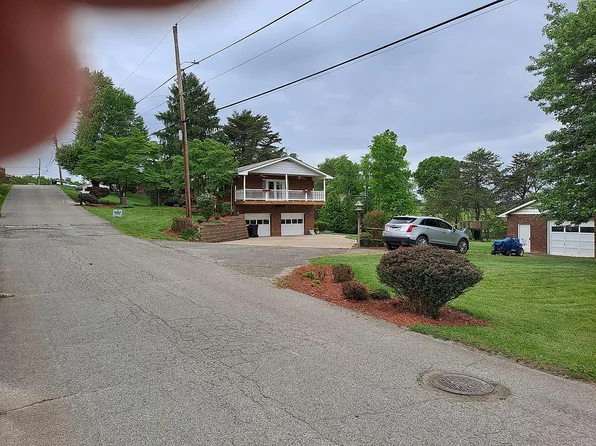 220 Pinewood Dr, Hurricane, WV 25526