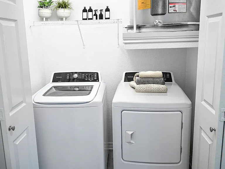 C1UP Full-Size Washer and Dryer C1UP Full-Size Washer and Dryer