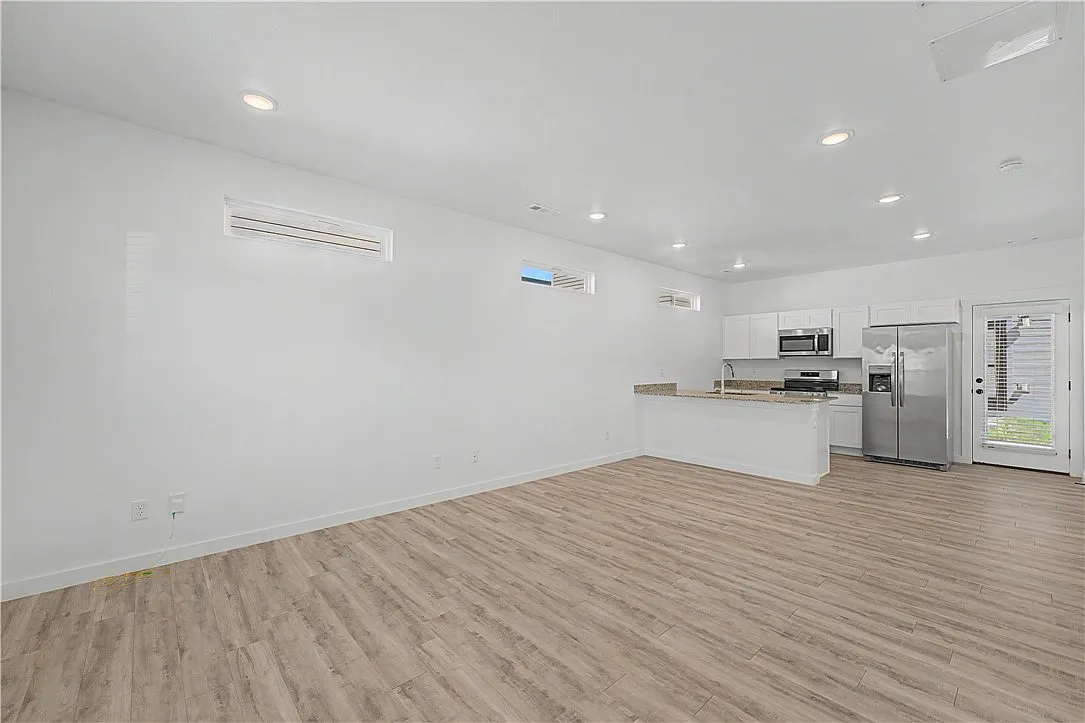 3 bed, 2.5 bath, 1250 sqft, $1,595 — Photo 3